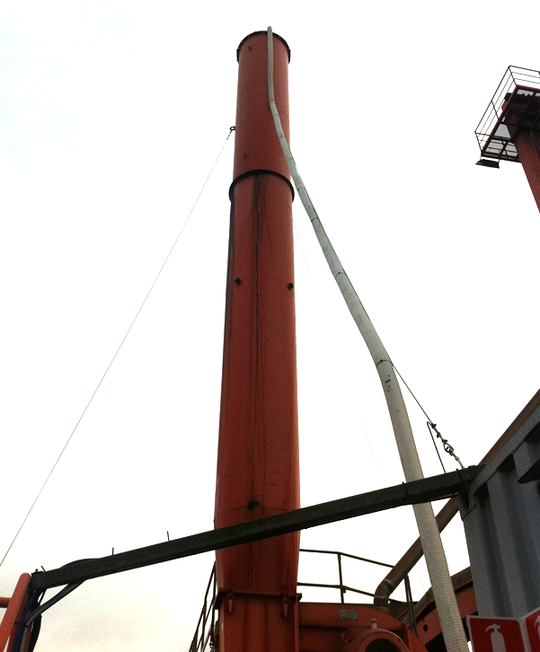 Skorsten med monterad högtycksslang och värmekabel, isolerat.